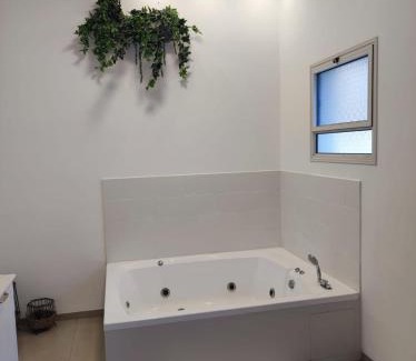 Katzrin Cabin | Relax at צימר השושנים: Family-Friendly with Hot Tub
