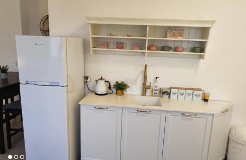 Katzrin Cabin | Relax at צימר השושנים: Family-Friendly with Hot Tub