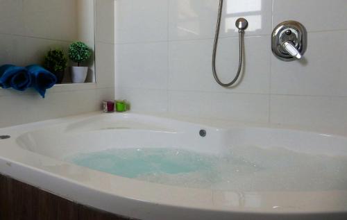 Qatsrin House | Experience צימר חספין: Top-Rated Stay with Pool & Family Fun