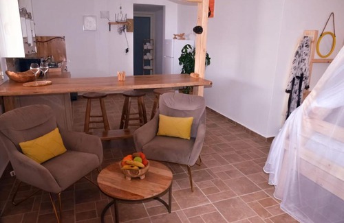 Majdal al-Shams Cabin | Relax at צימר מגע היהלום with Hot Tub & Breakfast