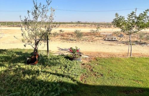 Ramat Negev Apartment | Scenic Retreat "צימר מול השקיעה" with Pool & Breakfast