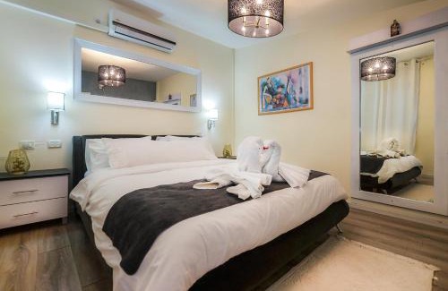 Shlomi Cabin | Scenic Nof Lahar: Oceanfront Retreat with Hot Tub
