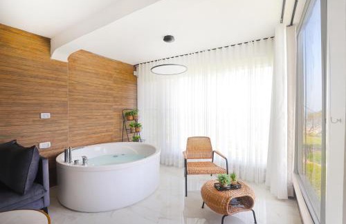 Haifa Apartment | Oceanfront Beach House with Hot Tub & Guest Rating of 9.2