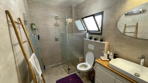 Kfar Tavor Villa | 6-Bedroom Villa with Garden and Pool by Mount Tabor