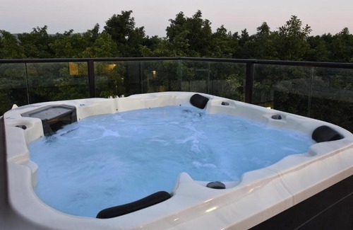 Amka Villa | Experience קולינה וארדה: Oceanfront Retreat with Pool