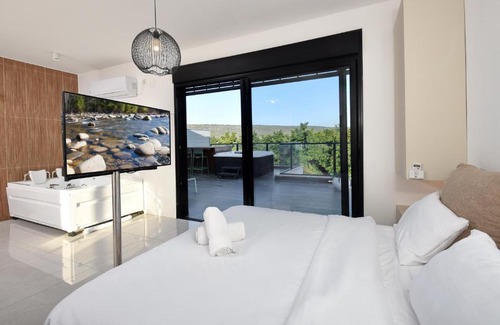 Amka Villa | Experience קולינה וארדה: Oceanfront Retreat with Pool