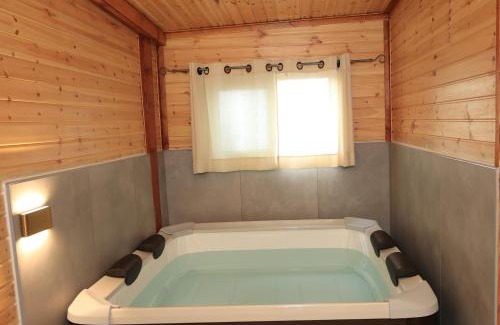 Ein Karem Apartment | Enchanting Ein Karem Hotel: Spa & Hot Tub Retreat 9.8/10