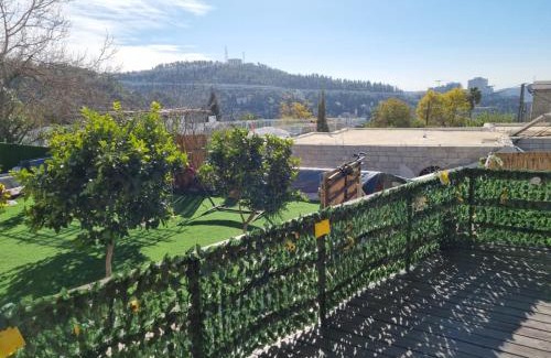 Ein Karem Apartment | Enchanting Ein Karem Hotel: Spa & Hot Tub Retreat 9.8/10