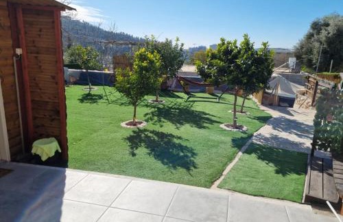 Ein Karem Apartment | Enchanting Ein Karem Hotel: Spa & Hot Tub Retreat 9.8/10