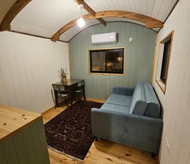 Qatsrin Cabin | Welcoming קרון רועים: Family & Pet Friendly Retreat