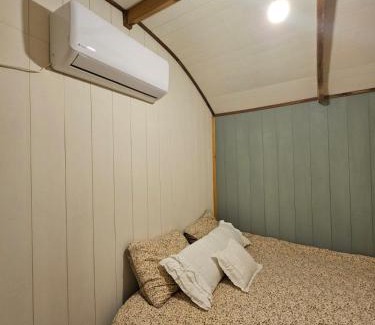 Qatsrin Cabin | Welcoming קרון רועים: Family & Pet Friendly Retreat