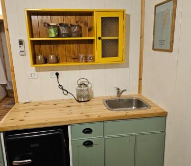 Qatsrin Cabin | Welcoming קרון רועים: Family & Pet Friendly Retreat