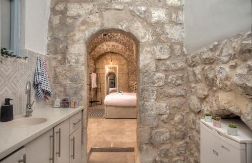 Artists Colony Hotel | Pet-Friendly Kshatot: Stone Complex in Historic Tzfat