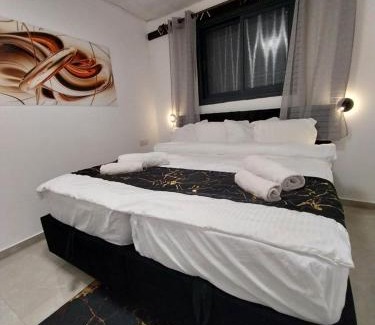 Bene Beraq Apartment | Family-Friendly Stay at שירת דבורה בבני ברק - 9.1/10 Rating