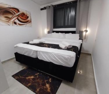 Bene Beraq Apartment | Family-Friendly Stay at שירת דבורה בבני ברק - 9.1/10 Rating