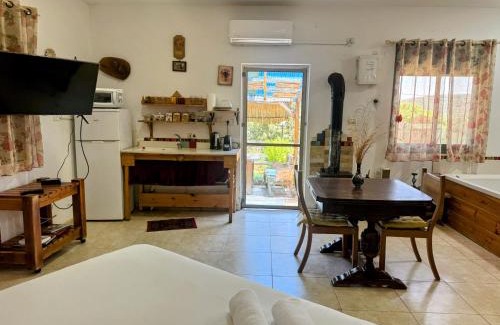Shomera Apartment | Charming SHIR HACHORESh: 4-Star Oceanfront Escape