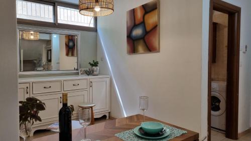 Rehovot Apartment | Quiet Luxury: 2-Bedroom Suite with Free Parking & Breakfast