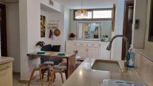 Rehovot Apartment | Quiet Luxury: 2-Bedroom Suite with Free Parking & Breakfast
