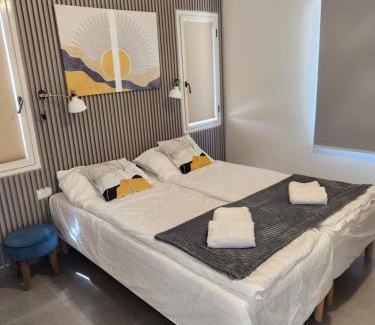 Yeruham Apartment | Desert Sunsets: Family & Pet-Friendly Getaway Awaits