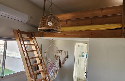 Yeruham Apartment | Desert Sunsets: Family & Pet-Friendly Getaway Awaits