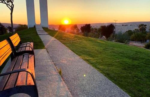 Yeruham Apartment | Desert Sunsets: Family & Pet-Friendly Getaway Awaits
