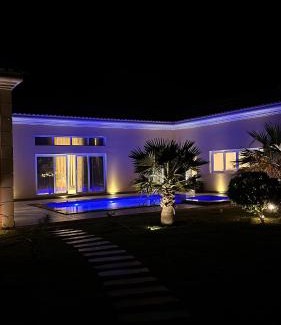 Al Kamil Wal Wafi Villa | Discover أستراحة أريـــان: Pet-Friendly with Pool & Hot Tub
