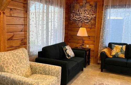 Al Hada Ski Chalet | Cozy أكواخ غيم ومطر with Pool & Hot Tub Amenities