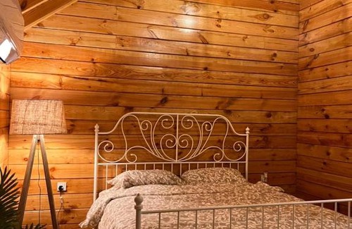 Al Hada Ski Chalet | Cozy أكواخ غيم ومطر with Pool & Hot Tub Amenities