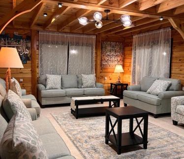 Al Hada Ski Chalet | Cozy أكواخ غيم ومطر with Pool & Hot Tub Amenities