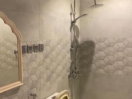 Al Kura Ski Chalet | Discover استراحة اليكسا: Pet-Friendly Retreat with Pool
