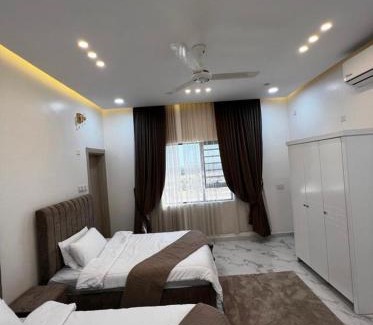 Sayq Ski Chalet | Raffles Retreat: Family-Friendly with Pool & Hot Tub