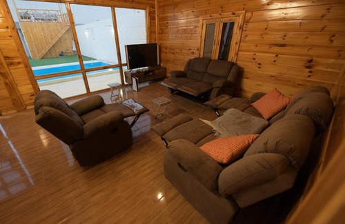 Dhahban House | Pet-Friendly استراحه بيت الدوم with Pool & High Ratings