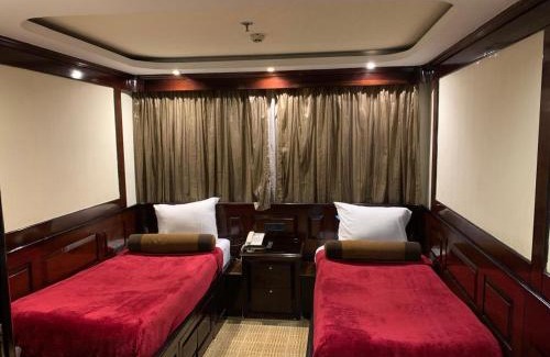 Helwan Hotel | الباخرة ريفر بوت