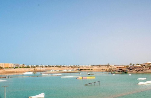 El Gouna Apartment | Discover الجونه: Pet-Friendly Retreat with Pool & Breakfast