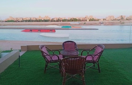 El Gouna Apartment | Discover الجونه: Pet-Friendly Retreat with Pool & Breakfast