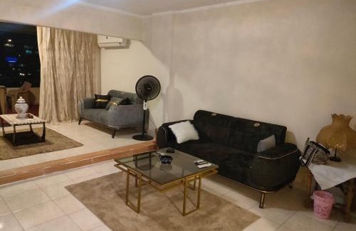 Al Duqqi Apartment | Child-Friendly Stay at الدقى ميدان المساحه, فندق سفير