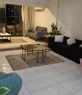 Al Duqqi Apartment | Child-Friendly Stay at الدقى ميدان المساحه, فندق سفير