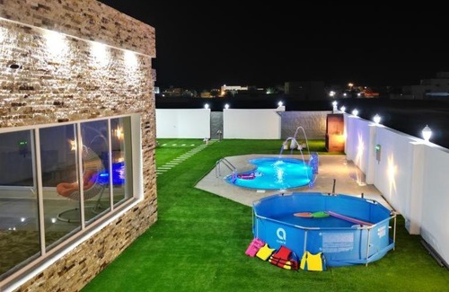 Ash Sharqiyah North Governorate Ski Chalet | Discover الكهرمان: Family-Friendly with Pool Access