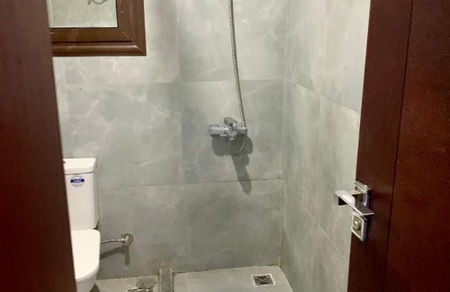 Al-Manasrah Apartment | Family-Friendly Porto Said with Pool and Ocean View