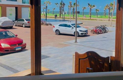 Al-Manasrah Apartment | Family-Friendly Porto Said with Pool and Ocean View