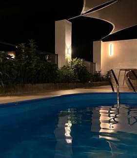 Al Hamra Villa | Experience بيوت الخزام: Top-Rated Stay with Pool & Pets