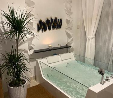 Qurm Ski Chalet | Enjoy a Relaxing Getaway at جاكوزي شاليه with Pool & Hot Tub