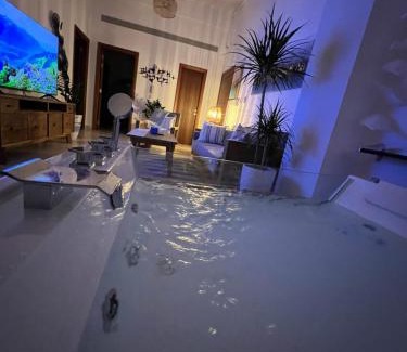 Qurm Ski Chalet | Enjoy a Relaxing Getaway at جاكوزي شاليه with Pool & Hot Tub