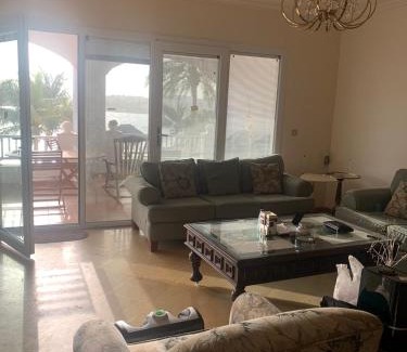 Durrat Al-Arous Apartment | Oceanfront Getaway at درة العروس with Breakfast & Views