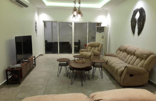 Durrat Al-Arous Apartment | Discover درة العروس: Oceanfront Getaway with Hot Tub