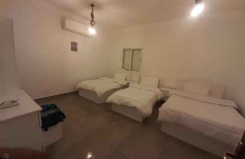 Durrat Al-Arous Apartment | Discover درة العروس: Oceanfront Getaway with Hot Tub