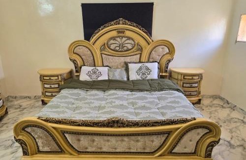 Khamis Mushait House | Spacious Five-Room Retreat with Yard in Khamis Mushait