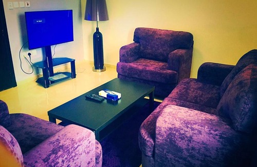 Jeddah Hotel | Budget-Friendly Stay at رواسل النخلة 1 with Breakfast