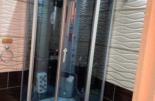 Nasr City Apartment | Stay at شارع النزهه: Family-Friendly with Pool & Hot Tub