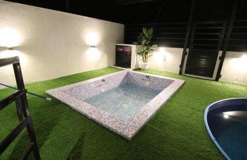 Oman Ski Chalet | AlDalal Chalet: Family-Friendly Retreat with Pool Access
